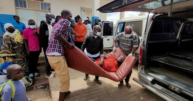 Un uomo viene trasportato fuori da un’ambulanza al suo arrivo al Bunia General Referral Hospital, in seguito alla conferma di un focolaio di Ebola causato dal ceppo Bundibugyo a Bunia, nella provincia di Ituri, Repubblica Democratica del Congo, il 16 maggio 2026 REUTERS