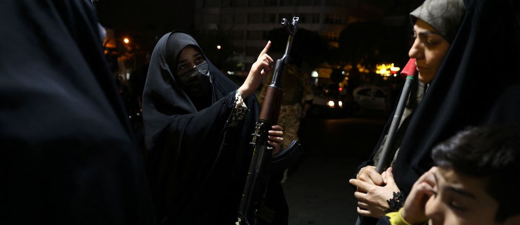 Donne iraniane si esercitano a usare fucili a Teheran  via REUTERS