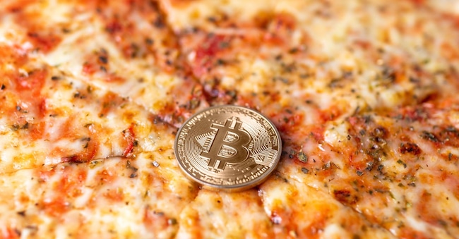 Anniversario del "Bitcoin Pizza Day". Il primo scambio documentato di criptovaluta in cambio di un bene di consumo, avvenuto il 22 maggio 2010. Alamy Stock Photo
