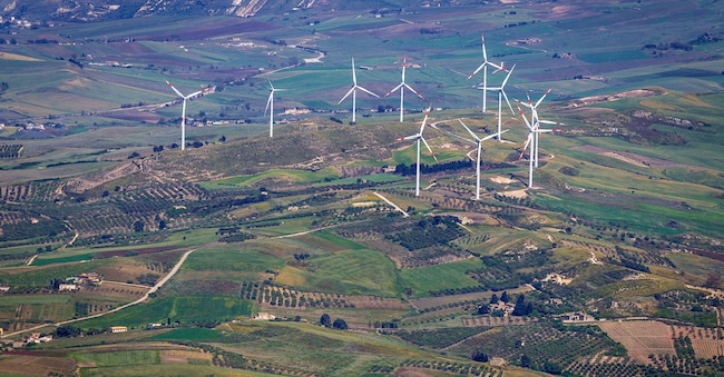 Paesaggio rurale con turbine eoliche visto dal centro storico di Erice, situato sul Monte Erice nella provincia di Trapani, in Sicilia, nel sud dell'Italia Alamy Stock Photo
