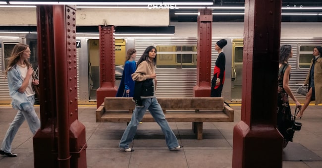 La collezione Metiers d’art che sfilò a New York nel dicembre scorso (qui sopra) è la più artigianale di tutte e sarà in vendita nei negozi fisici Chanel dal 5 giugno
