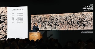 Il banditore Adrien Meyer ha venduto "Number 7A, 1948" di Jackson Pollock, il lotto di punta dell'asta "Masterpieces: The Private Collection of S.I. Newhouse", per 181,2 milioni di dollari (Christie’s)