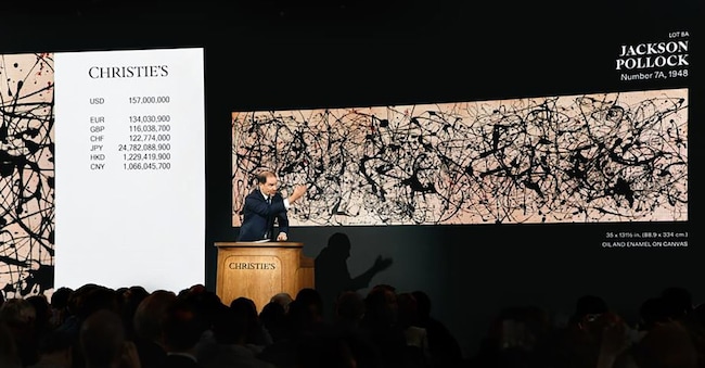 Il banditore Adrien Meyer ha venduto "Number 7A, 1948" di Jackson Pollock, il lotto di punta dell'asta "Masterpieces: The Private Collection of S.I. Newhouse", per 181,2 milioni di dollari (Christie’s)