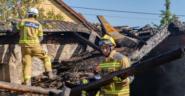 Rescuers clear the rubble of private house after a Russian air attack in Kharkiv, Ukraine, Tuesday, May 19, 2026. (AP Photo/Andrii Marienko) APN