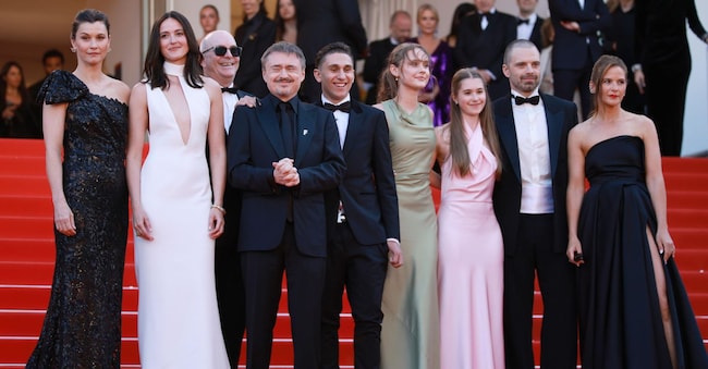 Da sinistra a destra: Lisa Loven Kongsli, Renate Reinsve, Markus Tonseth, Cristian Mungiu, Jonathan Ciprian Breazu, Henrikke Lund Olsen, Vanessa Ceban, Sebastian Stan e Lisa Carlehed partecipano alla prima del film "Fjord" durante la 79ª edizione del Festival di Cannes, a Cannes, in Francia, il 18 maggio 2026. Il festival si svolge dal 12 al 23 maggio 2026.   (EPA/Clemens Bilan)