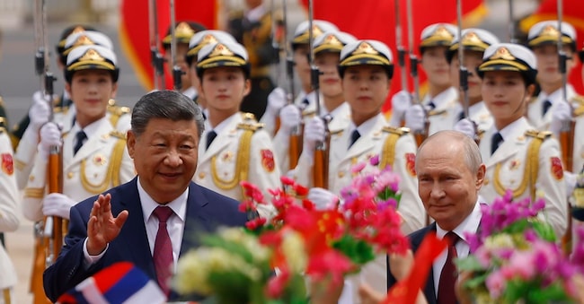 Il presidente russo Vladimir Putin (a destra) e il presidente cinese Xi Jinping (a sinistra) partecipano a una cerimonia di benvenuto presso la Grande Sala del Popolo a Pechino, in Cina, il 20 maggio 2026.  EPA/Maxim Shemetov / POOL EPA