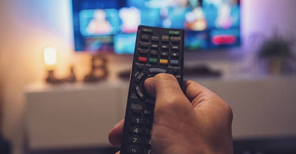 Tv, i giovani non la spengono e cresce lo streaming dei broadcaster
