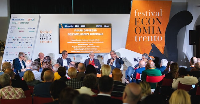 Fidarsi oppure no dell’intelligenza artificiale
Nella foto: Andrea Malaguti; Nunzio Galantino; Pierguido Iezzi; Giovanni Maria Flick; Franco Bernabè; Andrea Zoppini