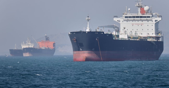 Navi cisterna alla fonda al largo dello Stretto di Hormuz, nei pressi di Bandar Abbas, in Iran APN