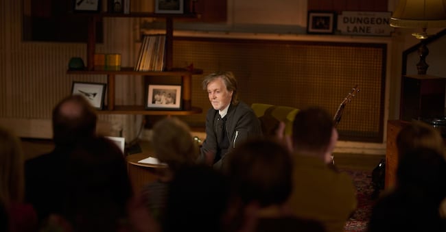 Paul McCartney ad Abbey Road, durante il pre-ascolto di «The Boys of Dungeon Lane»