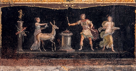 Casa dei Vettii. Scena sacrificale in cui una cerva va verso l’altare; a sinistra, una colonna con la statua di Artemide: in tutte le culture arcaiche del Mediterraneo l’uccisione di un animale a scopo alimentare era legata ad attività rituali Tutte le immagini del Parco Archeologico di Pompei sono su concessione del Ministero della Cultura