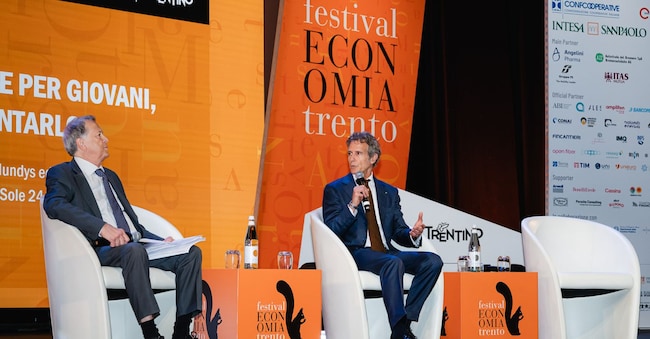 Da sinistra, il Direttore del Sole 24 Ore, Fabio Tamburini, e il presidente di Edizione e Mundys, Alessandro Benetton