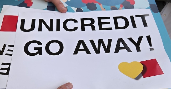 Soci Commerzbank protestano contro la scalata di UniCredit prima dell'assemblea a Wiesbaden Radiocor