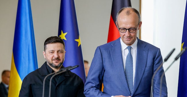 Il cancelliere tedesco Friedrich Merz (a destra)  e il presidente ucraino Volodymyr Zelenskiy  REUTERS