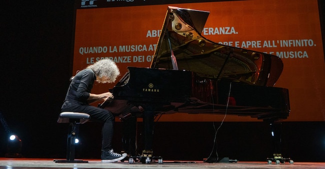 Abitare la speranza. Quando la musica attraversa il dolore e apre all'infinito. Le speranze dei giovani in dialogo tra le parole e la musica  Nella foto: Giovanni Allevi al Festival dell’Economia di Trento 2026