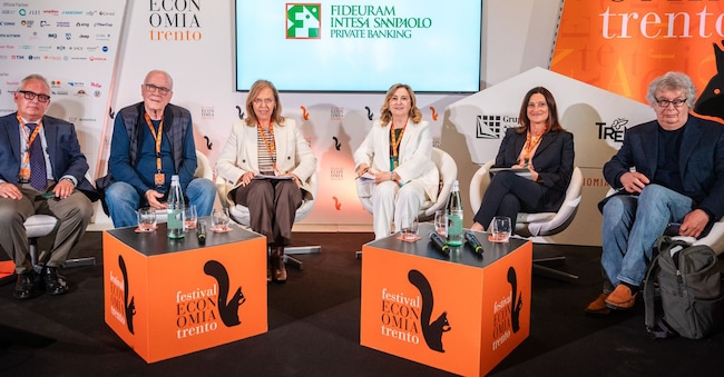 Borghi, spopolamento e nuovi stili di vita
Nella foto: Stefano Bruno Galli; Aldo Bonomi; Maria Carmela Colaiacovo; Paola Dezza; Luisa Corazza; Michele Nardelli