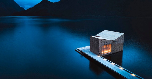 La sauna galleggiante Soria Moria, costruita su una palafitta sulle rive del lago Bandak, in Norvegia, con linee che s’ispirano ai profili delle montagne circostanti. Riscaldata elettricamente, ospita fino a 15 persone (ingresso per due ore, 36 €). (© Dag Jensen)