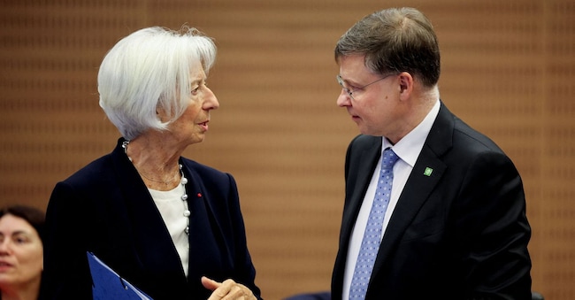 La presidente della Banca centrale europea Christine Lagarde conversa con il commissario europeo per l'Economia e la produttività, nonché per l'Attuazione e la semplificazione, Valdis Dombrovskis, durante una riunione dell'Eurogruppo a Nicosia, Cipro, il 22 maggio 2026. REUTERS/Yiannis Kourtoglou REUTERS