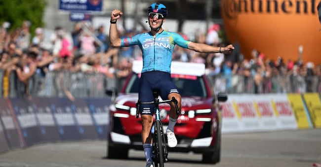 Ciclismo - Giro d'Italia - Tappa 13 - Da Alessandria a Verbania - Italia - 22 maggio 2026 Alberto Bettiol del Team XDS Astana festeggia la vittoria della 13ª tappa REUTERS/Jennifer Lorenzini REUTERS