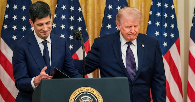 Donald Trump saluta il nuovo presidente della Federal Reserve Kevin Warsh. REUTERS/Jonathan Ernst REUTERS