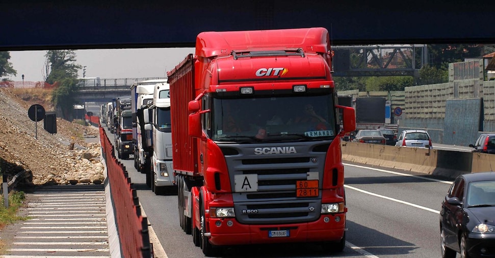 Gli autotrasportatori sospendono il fermo dopo l’incontro con il governo