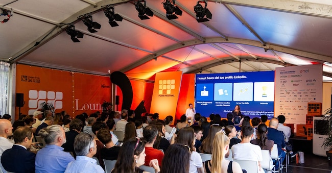 LinkedIn @ Festival dell'Economia di Trento: il profilo come "asset" e i contenuti come prova di valore
Nella foto: palco e pubblico in sala
