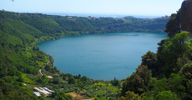 La caldera vulcanica colma di acqua a Nemi