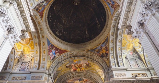La cupola falsa e la cupola vera sul soffitto della Chiesa di Sant’Ignazio di Loyola in Campo Marzio