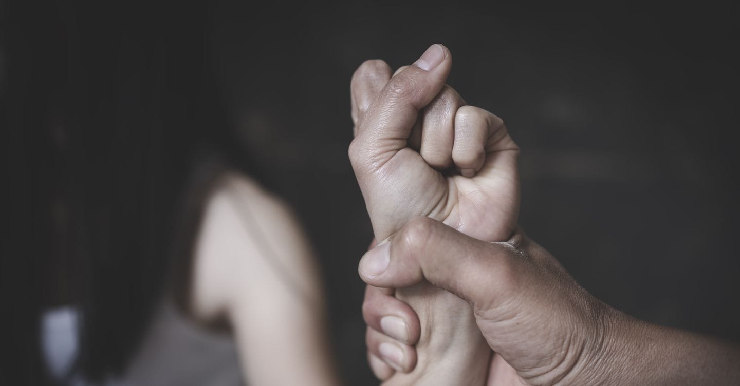 Violenza domestica, il biglietto del figlio conferma i maltrattamenti del padre