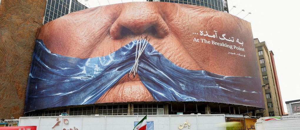 FOTO D'ARCHIVIO: Alcuni automobilisti passano davanti a un cartellone pubblicitario anti-statunitense raffigurante il presidente degli Stati Uniti Donald Trump e lo Stretto di Hormuz, a Teheran, in Iran, il 17 maggio 2026. Majid Asgaripour/WANA (West Asia News Agency) via REUTERS  via REUTERS