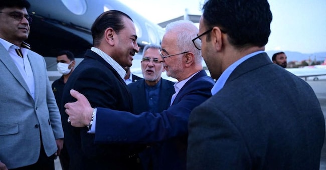Il capo dell’esercito pakistano, Asim Munir (a sinistra) ricevuto a Teheran dal ministro dell’Interno iraniano Eskandar Momeni REUTERS