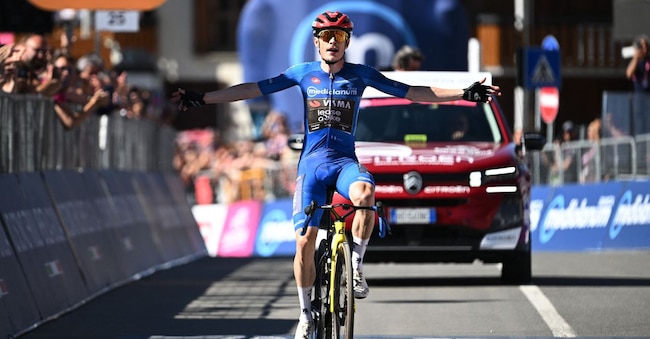 Ciclismo - Giro d'Italia - 14ª tappa - Da Aosta a Pila - Italia - 23 maggio 2026 Jonas Vingegaard del Team Visma - Lease a Bike festeggia dopo aver tagliato il traguardo e aver vinto la 14ª tappa REUTERS/Jennifer Lorenzini REUTERS