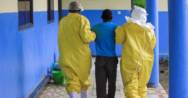 Il 21 maggio 2026, a Rwampara, nei pressi di Bunia, nella provincia di Ituri (Repubblica Democratica del Congo), gli operatori sanitari congolesi accolgono un paziente all'Ospedale Generale di Rwampara, mentre le autorità intensificano gli sforzi per contenere un nuovo focolaio di Ebola causato dal ceppo Bundibugyo. REUTERS/Stringer REUTERS