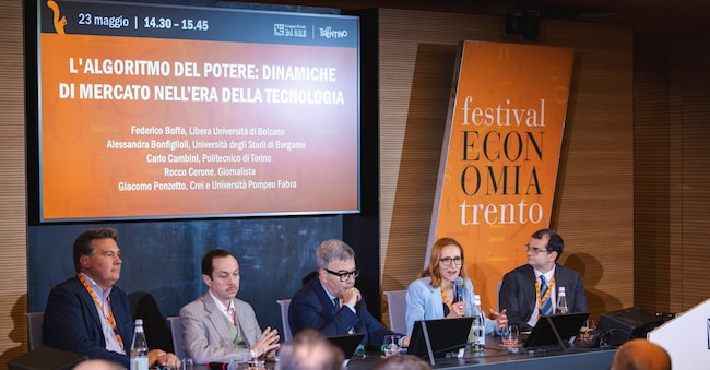 L'algoritmo del potere: dinamiche di mercato nell’era della tecnologia
Nella foto:  Carlo Cambini, Giacomo Ponzetto, Rocco Cerone, Alessandra Bonfiglioli, Federico Boffa