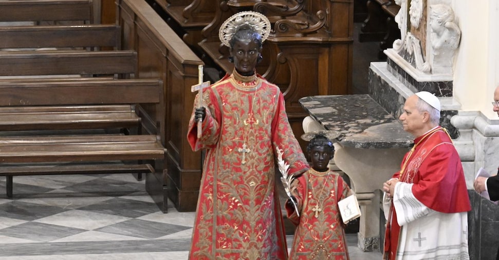 Il Papa ad Acerra: «Sono venuto a raccogliere le lacrime, scardinate la cultura della prepotenza»