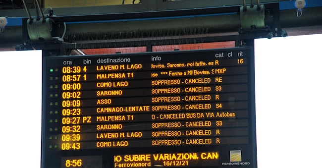 SCIOPERO DEI TRENI TRENORD, DISAGI PER I PENDOLARI PANNELLO LUMINOSO TRENI CANCELLATI IMAGOECONOMICA
