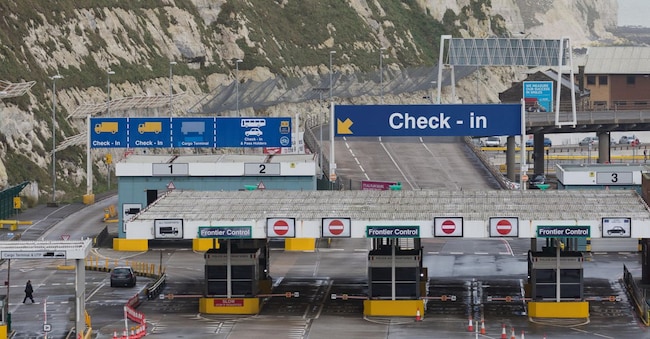 epa08899574 Una veduta del porto deserto di Dover, in Gran Bretagna, il 22 dicembre 2020. La Francia ha chiuso il confine con il Regno Unito per 48 ore a causa dei timori relativi alla nuova variante del coronavirus. Gli autocarri non possono attraversare il confine via mare né attraverso l'Eurotunnel e il porto di Dover è stato chiuso al traffico in uscita.  EPA/VICKIE FLORES EPA