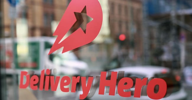 epa11714575 Il logo di Delivery Hero è visibile presso la sede centrale dell'azienda a Berlino, in Germania, l'11 novembre 2024. EPA/HANNIBAL HANSCHKE EPA