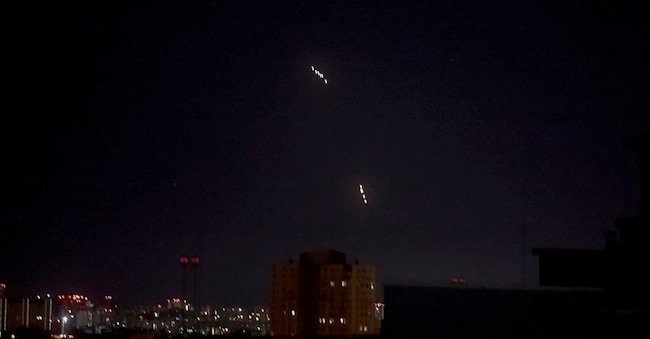 In questa schermata tratta da un video del 24 maggio 2026, missili russi, che secondo l’aeronautica ucraina sembrano essere missili balistici ipersonici Oreshnik, colpiscono Kiev. REUTERS/Gleb Garanich     TPX IMAGES OF THE DAY REUTERS