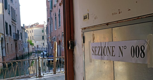 Apertura di un seggio elettorale nel centro storico veneziano per il rinnovo della municipalità ANSA