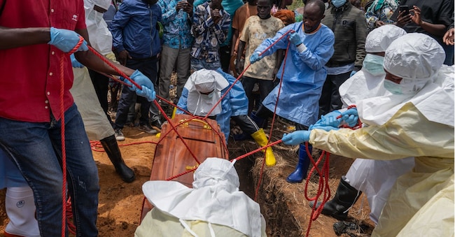 Sabato 23 maggio 2026, alcuni operatori della Croce Rossa seppelliscono una vittima dell'Ebola al cimitero di Rwampara, a Bunia, in Congo. (Foto AP/Moses Sawasawa) Australian Broadcasting Corporation