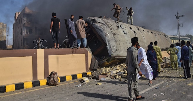 Militari e volontari cercano di estrarre da un vagone ferroviario i corpi delle vittime dell’attentato di domenica a Quetta APS