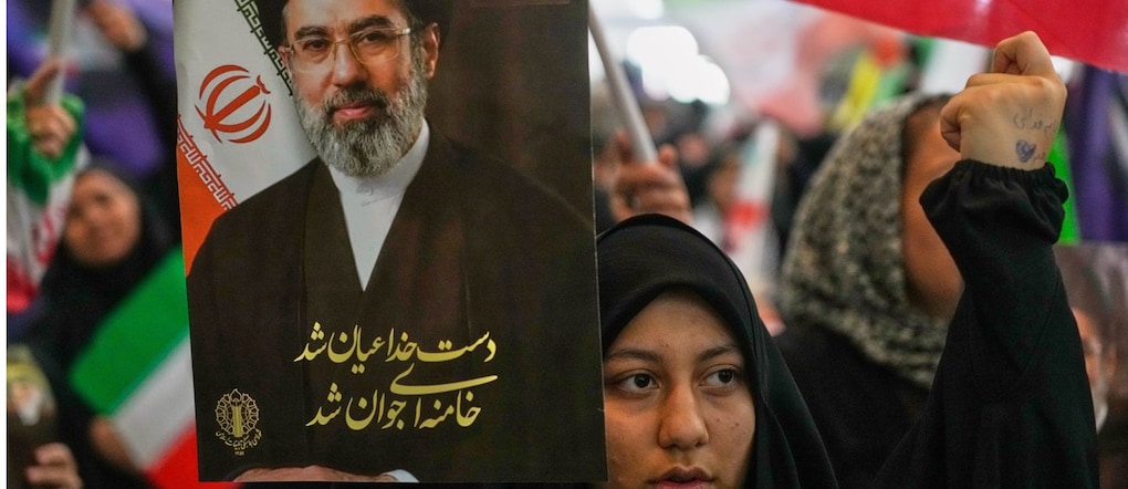 Una donna tiene in mano un ritratto della Guida Suprema dell'Iran, l'Ayatollah Mojtaba Khamenei, durante una cerimonia in onore delle forze armate e dei caduti nella guerra contro Israele e gli Stati Uniti, tenutasi presso la Grande Moschea dell'Imam Khomeini a Teheran, in Iran, domenica 24 maggio 2026. (AP Photo/Vahid Salemi) APN