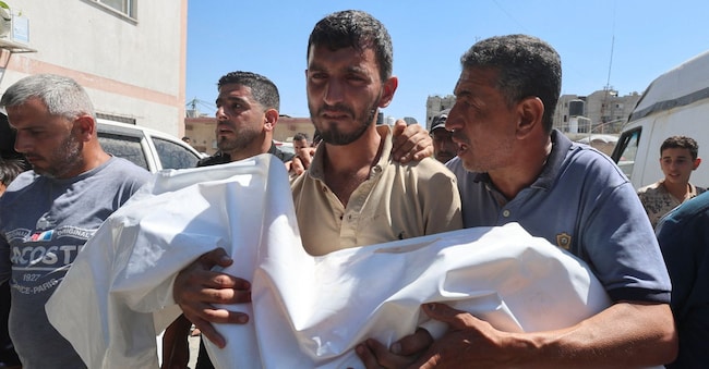 Un partecipante al funerale trasporta il corpo della bambina palestinese di sei anni Mennatallah Abu Libda, uccisa in un attacco israeliano contro un accampamento di tende per famiglie sfollate, secondo quanto riferito dal personale medico, a Khan Younis, nella Striscia di Gaza meridionale, il 25 maggio 2026. REUTERS/Ramadan Abed REUTERS