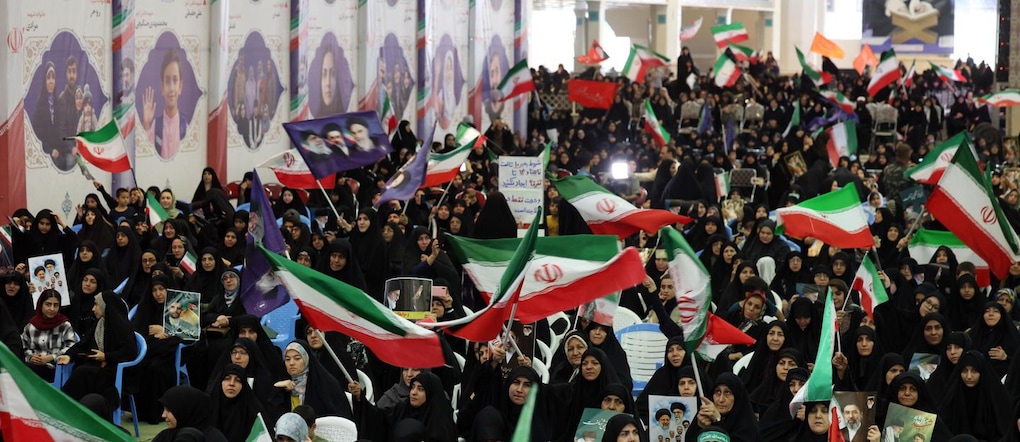Donne iraniane prendono parte a una commemorazione per le vittime della guerra Usa-Iran  EPA