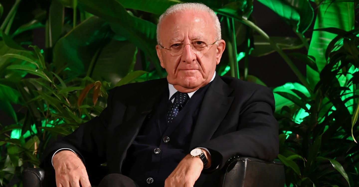 De Luca, dal lanciafiamme al Covid: il successo dell’ex governatore dalla battuta tagliente