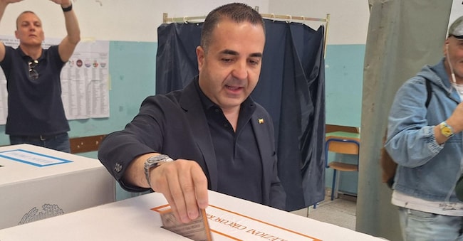 Francesco Cannizzaro, candidato sindaco per il centrodestra a Reggio Calabria, mentre vota. Reggio Calabria, 24 maggio 2026. ANSA