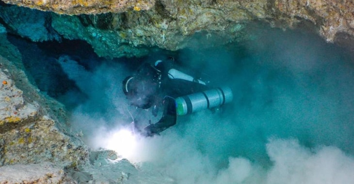 In un’immagine pubblicata sul profilo Faceboox di Dan Europe, le prime foto della grotta all'interno di una grotta nell'atollo di Vaavu nelle Maldive dove sono stati recuperati. in due fasi, i corpi dei cinque subacquei italiani, 22 maggio 2026 ANSA