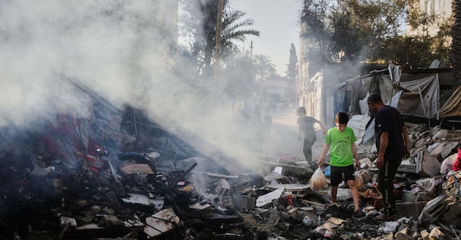 I palestinesi camminano tra le macerie della casa della famiglia Al-Kurd, distrutta da un attacco aereo israeliano a Deir al-Balah, nella Striscia di Gaza centrale, domenica 24 maggio 2026. (AP Photo/Abdel Kareem Hana) Associated Press / LaPresse Solo Italia e Spagna APN