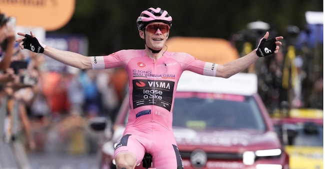 Jonas Vingegaard Hansen, danese del Team Visma | Lease A Bike e detentore della maglia rosa, taglia il traguardo e conquista la vittoria della sedicesima tappa del Giro d’Italia, in programma martedì 26 maggio 2026 da Bellinzona a Carì, in Svizzera. (Foto di Massimo Paolone/LaPresse) LAPRESSE